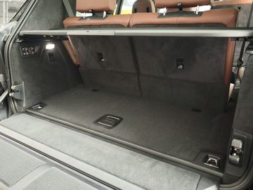 Khi sử dụng đủ 3 hàng ghế, cả xe sẽ có 300L dung tích hành lý.