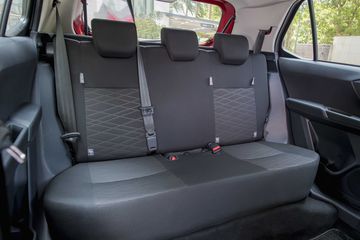 Hàng ghế thứ 2 này cũng được trang bị đầy đủ tựa đầu 3 vị trí và độ ngả lưng ở mức ổn.