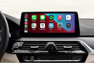 Màn hình cũng hỗ trợ chuẩn kết nối không dây Apple Carplay và Android Auto