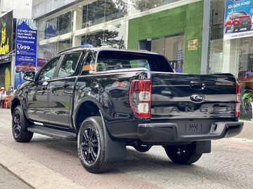Phần đèn hậu trên Ford Ranger thiết kế dạng 3 tầng