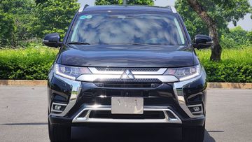Đường dân nổi cơ bắp trên nắp capo, kết nối với 2 thanh chrome chữ “X” nằm trên lưới tản nhiệt cùng cụm đèn chiếu sáng sắc nét