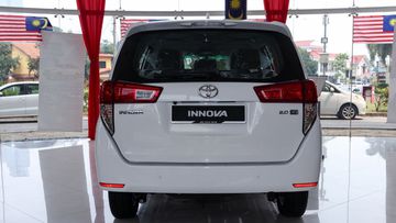 Toyota Innova 2023 sở hữu cụm đèn hậu được thiết kế cao, rộng