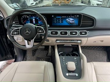 Mercedes GLS 2023 cũng trang bị cần số bọc da có hình dạng đặc trưng
