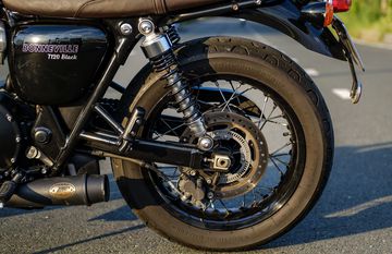 Phanh sau của xe là dạng đĩa đơn, kẹp phanh Nissin 2 piston và hỗ trợ ABS