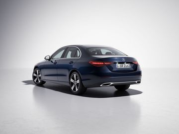 Phần đuôi của Mercedes-Benz C200 sang trọng và phong cách thiết kế liền mạch từ đầu đến đuôi xe