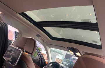 Không gian nội thất của X7 xDrive40i Pure Excellence 2023 càng trở nên đẳng cấp hơn với cửa sổ trời Panorama Sky Lounge