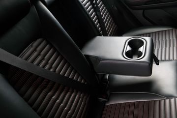 Bệ tỳ tay ở hàng ghế thứ 2 chỉ trang bị trên bản Luxury và Premium