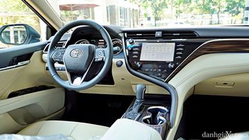 Có nhiều trang bị trên Toyota Camry 2020 mình thấy  không có, khá bất tiện