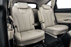 Hàng ghế thứ hai trên các bản KIA Sorento 2021 6 chỗ ngồi