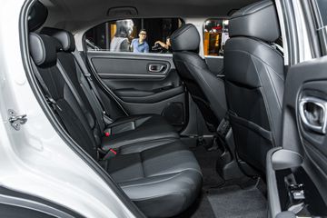 Honda HR-V 2023 cung cấp khoảng để chân rộng rãi hơn khi đặt lùi hàng ghế sau xuống 30 mm