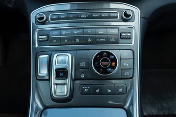 Hyundai SantaFe 2024 đã loại bỏ cần số truyền thống và thay thế bằng các nút bấm P, R, N, D