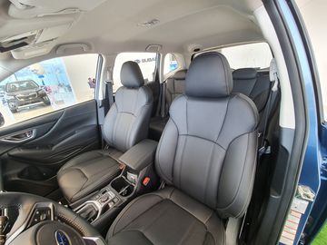 Hệ thống ghế ngồi được bọc da tối màu khá hài hòa với tổng thể khoang lái