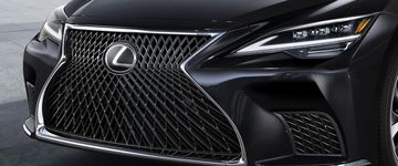 Lưới tản nhiệt và đèn pha ở đầu xe Lexus LS 500 2024