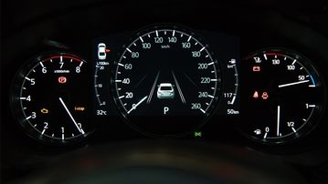 Cụm đồng hồ chia 3 khoang truyền thống kết hợp giữa kiểu hiển thị analog và màn hình đa thông tin LCD trung tâm