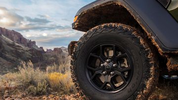 Jeep Wrangler 2023 trang bị la-zăng tiêu chuẩn kích thước 17 inch