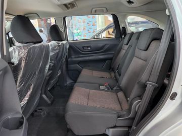 Không gian để chân và khoảng sáng trần cao, đem lại sự thoải mái hơn