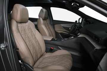 Tính năng chỉnh điện hàng ghế trước là tiêu chuẩn. Tuy nhiên, bộ nhớ vị trí ghế lái chỉ được độc quyền trang bị trên phiên bản GT cao cấp nhất.