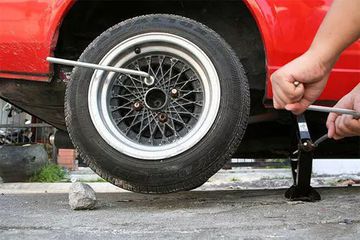 Nâng kích để nhấc bánh xe khỏi mặt đất