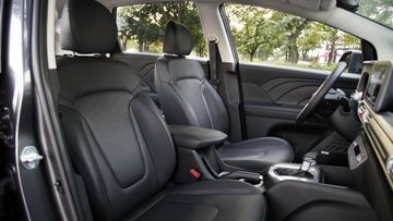 Hàng ghế phía trước có thiết kế vừa vặn, độ rộng và độ ôm hợp lý