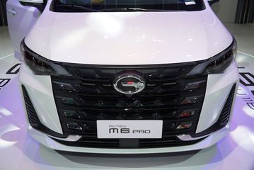 Đầu xe GAC M6 Pro 2025 cũng sở hữu c&aacute; t&iacute;nh &ldquo;độc lạ&rdquo; với mặt ca-lăng vu&ocirc;ng vức