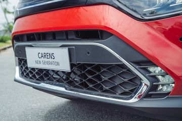 Cản trước của xe dạng hình thang với dải chrome sáng màu bao quanh khu vực biển số.