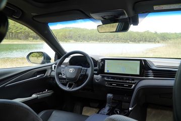 Bảng táp lô Toyota Camry 2025 trực quan hơn với màn hình và các phím điều khiển hiện đại