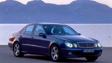 Mercedes-Benz E-Class thế hệ thứ ba cũng là chiếc E-Class đầu tiên trang bị tiêu chuẩn Hệ thống cân bằng điện tử (ESP).
