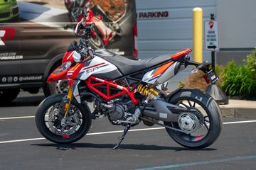 Việc loại bỏ phần vỏ ốp ở hai bên thân xe làm toàn bộ phần khung xe lộ ra bên ngoài