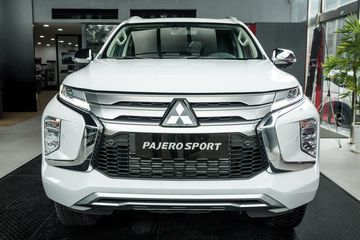 Phần đầu xe Mitsubishi Pajero Sport 2024 hiện ra trước mắt người dùng với vẻ mạnh mẽ, vuông vức