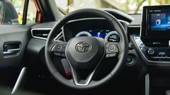 Vô lăng Toyota Corolla Cross 2024 giữ thiết kế 3 chấu thể thao cách điệu từ phiên bản trước