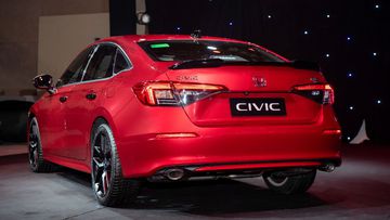 Đuôi xe Honda Civic 2022 cũng trở nên ngay ngắn và đĩnh đạc hơn