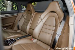 Hàng ghế thứ hai Porsche Panamera 2023 cũng cũng có thiết kế thể thao với 2 ghế độc lập