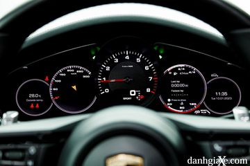Đồng hồ lái Porsche Panamera 2023 kết hợp đồng hồ analog và 2 màn hình digital hiện đại