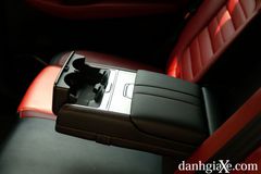 Hàng ghế sau cũng mang đến không gian trần và để khá thoáng, tựa lưng của hành khách ở giữa được thiết kế bật ra làm bệ tì tay