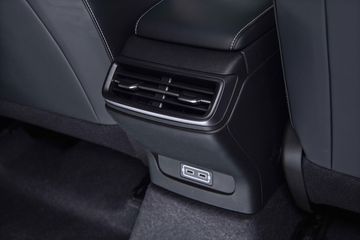 Hàng ghế sau AION ES 2025 khá đáng khen với cửa gió điều hòa và cổng sạc