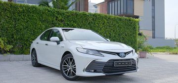 Phần đầu xe gây ấn tượng với bộ lưới tản nhiệt hình thang cùng những đường dập nổi gân guốc