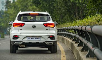 Đánh giá MG ZS 2023 ở phía sau, đuôi xe của chiếc SUV hạng B trông khá hầm hố và mạnh mẽ