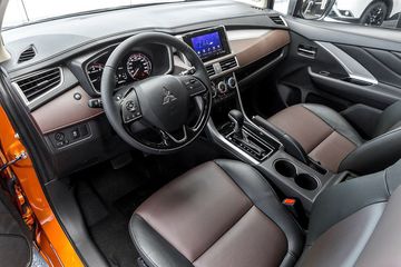 Mitsubishi Xpander Cross 2023 sở hữu vô lăng bọc da dạng 3 chấu, bên trên tích hợp hàng loạt nút bấm chức năng