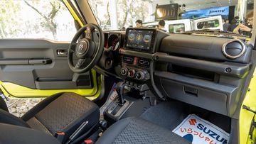 Khoang lái Suzuki Jimny 2024 cũng được thiết kế cứng cáp, đậm chất SUV địa hình