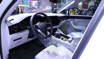 Hàng ghế trước Volkswagen Touareg 2023 có khoảng để chân rộng, cửa mở lớn tiện ra vào