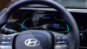 Hyundai Accent 2024 cũng hiện đại hơn với đồng hồ lái kỹ thuật số 10.25 inch trên các phiên bản AT