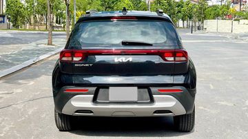 Phía dưới là hai ống xả giả được bố trí đối xứng, giúp đuôi xe toát lên vẻ thể thao hơn