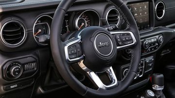 Vô lăng Jeep Gladiator 2023 đi kèm nút bấm điều khiển đa chức năng