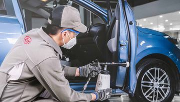 Hình ảnh nhân viên kỹ thuật đang bảo dưỡng xe