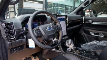 Vô lăng 3 chấu của Ford Ranger 2024 được tinh chỉnh nhẹ so với trước đây