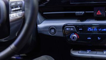 Hyundai Accent 2024 cũng trang bị nút bấm khởi động thông minh, tích hợp công nghệ khởi động từ xa