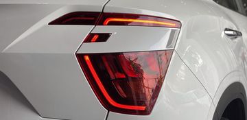 Đuôi xe Hyundai Creta 2023 nổi bật với cụm đèn hậu LED hình chữ J khá cá tính