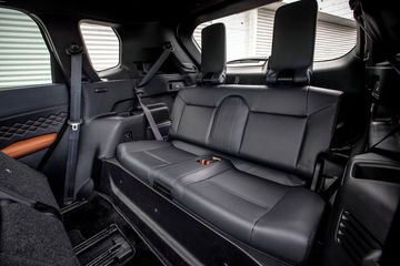 Không gian chiều dọc ở hàng ghế cuối của Mitsubishi Outlander 2023 đủ thoải mái cho cả những người lớn cao trên 1,7 m