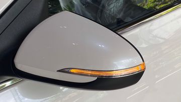 Gương chiếu hậu sơn cùng màu thân xe, tích hợp đầy đủ các tính năng chỉnh/gập điện, sấy gương và đèn báo rẽ