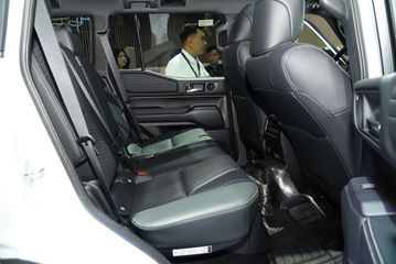 Hàng ghế thứ hai Toyota Land Cruiser Prado 2025 có thể gập 60:40 với các tiện nghi cao cấp nhất